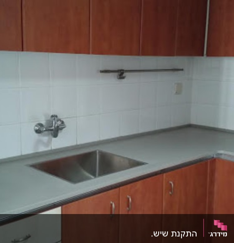 מטבח ישן שהתחדש בכיור ובשיש חדשים. תודה! . כיור ושיש חדש לשידרוג מטבח ישן.